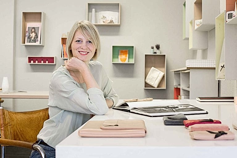 Businessfotografie in Berlin. Businessportrait von Ilka Brandt der Designerin der Firma Lapàporter